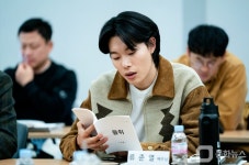 넷플릭스 ' 들쥐', 류준열·설경구의 진짜와 가짜 쫓는 스릴러 예고
