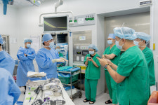 아인병원,  세계 첫 복벽탈장 로봇수술 생중계