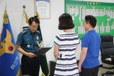 마산동부署 보이스피싱 방지 금융기관 직원 2명에 감사장