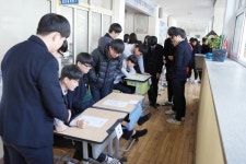 진양고 책·걸상은 우리 손으로