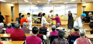 사천 예림예능봉사단 하동요양원서 공연