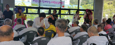 진주 천전동주민자치위 노래봉사 실시
