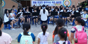 진주 평거초 등굣길 작은 음악회 열다