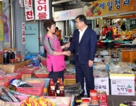 박일호 밀양시장 신토불이 장터 방문