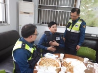 함양경찰서장 파출소로 깜짝 피자 배달