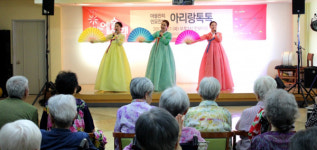 진주 반도노인요양원서 아리랑톡톡 공연