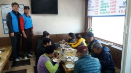 진주밀면 어르신 무료식사로 효 실천