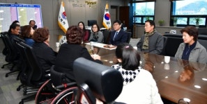 변광용 거제시장 장애인 문화예술단체와 대화