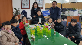 진주 수정어린이집 사랑의 저금통 전달