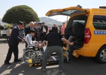 함안군 장애인콜택시 교체차량 전달식 열려