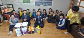 창원 가음정동 주민자치위원회 어버이날 맞아 경로당 방문