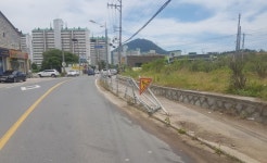 창원 의창구 동읍로 가드레일 훼손 방치