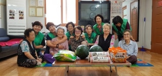 진해구 덕산동 새마을부녀회, 건강한 여름나기 수박 전달