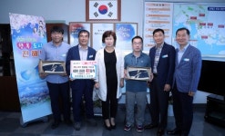 진해양화종합상사 | 신태양상사, 진해구에 사랑의 운동화 40켤레 기탁
