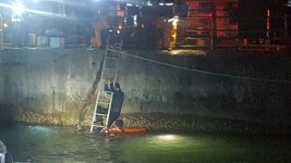 통영 도천동 수협 앞 해상 물에 빠진 50대 구조