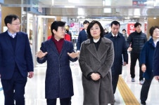 박영선 중소벤처기업부장관 진주 중앙시장 방문