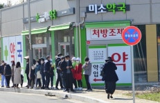 마스크 살수 있나…주말에도 구매 행렬
