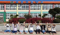 하동 옥종초 얘들아, 선생님과 맨발로 흙길 걷자