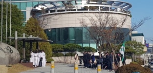 김해시 축산물 공판장 상가 세입자 소복 시위 진풍경
