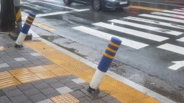 창원 국제사격장 입구 볼라드 도로시설물 파손 방치