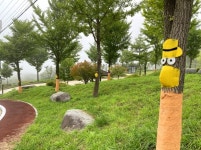 [포토] 황매산 은행나무 주차장에 나타난 마스크 쓴 나무