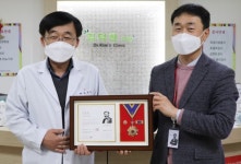 양산 김덕한의원 적십자 회원유공장 명예장 수상