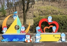 진주 인사동 골동품거리 하모 벤치 눈길