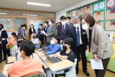 유은혜 장관 양산 증산초 미래형 수업 참관