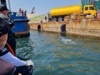 창원해경, 마산항 적현부두 계류 침수선박 긴급 안전조치