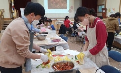창원시 다문화가족 남편 서포터즈 요리체험 인기 높아