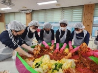 창원 양덕여중 학생들 담근 김치 이웃에 전해