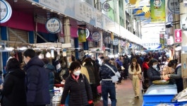 설 앞두고 북적이는 전통시장