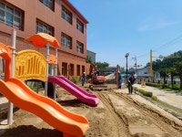 거제교육지원청 새 집 줄게 학교 놀이터 새 모래로 교체