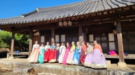 진주 이반성면 평촌리 어르신 한복패션쇼 눈길