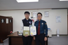 거제署, 자동차전용도로서 2차사고 예방한 시민에 표창장 수여