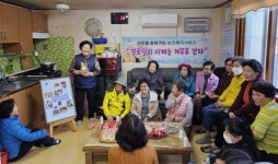 진주 신안동 경로당의 시계는 거꾸로 간다