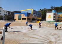 양산교육지원청 학교운동장 잡초 사라집니다
