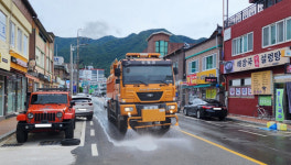 산청군 뜨거워진 도로 살수차로 식힌다