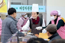 진주시여성자원봉사대, 상락원서 사랑의 떡국 나눔
