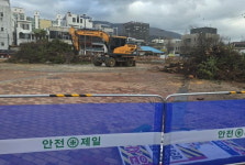 창원 진해 중원쉼터 조경수 벌목…주민들 행정 폭거 반발