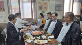 함안 군북농협 관내 식당에 상생 앞치마 2만7000여개 전달