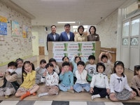 함안군산림조합, 함안유치원에  과자 선물 세트 전달