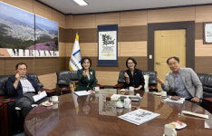 밀양의 기억 잇는 따뜻한 동행 폐교 졸업생 만나다