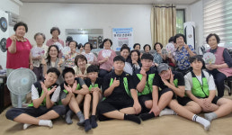 진주중 느티나무봉사단, 상봉동 경로당에 직접 만든 부채 기탁