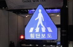 [국제광융합엑스포] 씽크윈텍, 보행자 교통사고 예방하는 ‘스마트 횡단보도 표지판’ 소개