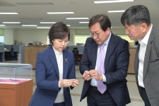 이의경 식약처장, 3D프린팅 활용 제조업체 메디쎄이 방문