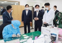 성윤모 장관, 9월 수출 반등 보인 기업 가스트론 생산 현장 방문