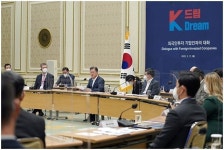 문 대통령, 외투기업에 “한국, 코로나 타격 적은 안정적 투자처”