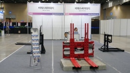 [SCM FAIR 2025] 비에스씨어태치, 멀티 팔레트 핸들러로 물류 효율 강화