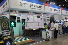 성풍솔레드세종지사 | [KICEF 2025] 성풍솔레드, 보행자 안전 생각한 바닥신호등 선보여